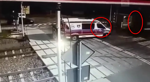 Kết đắng khi lái xe vượt rào chắn tàu đã đóng