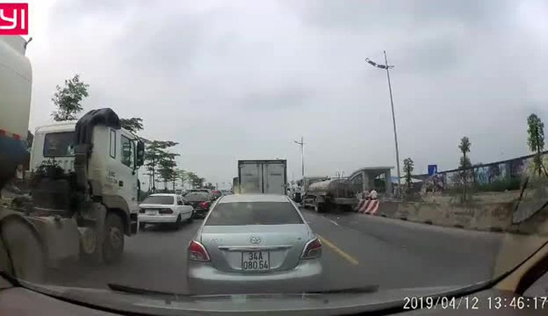 Không nhường đường, xe bán tải bị xe bồn chở xăng kéo lê