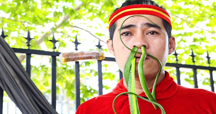 Người đàn ông gần 20 năm nuốt rắn và kiếm