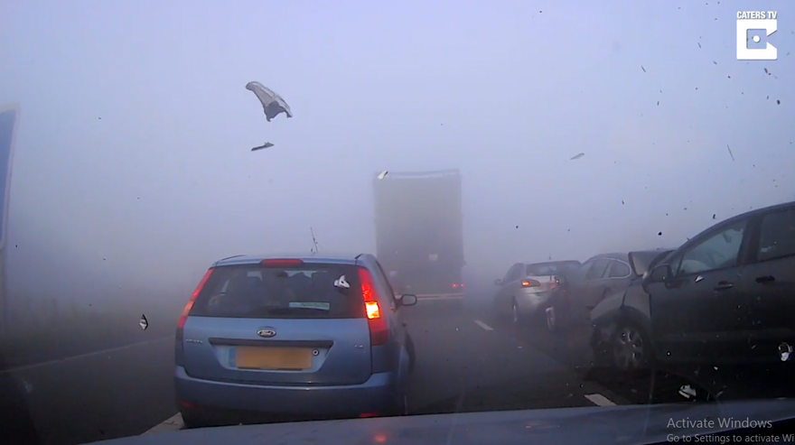 Clip: Khoảnh khắc 10 ô tô đâm nhau liên hoàn do sương mù dày đặc