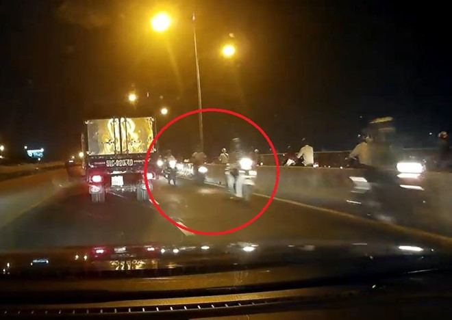 Clip: Hàng loạt xe máy đi ngược chiều vào làn ôtô trên cầu Bình Triệu