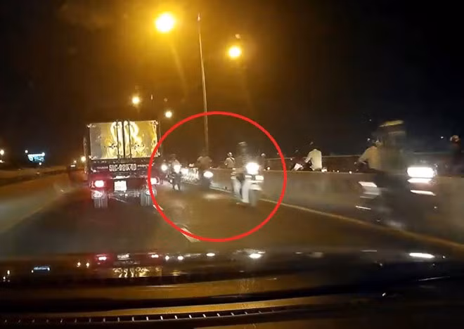 Clip: Hàng loạt xe máy đi ngược chiều vào làn ôtô trên cầu Bình Triệu