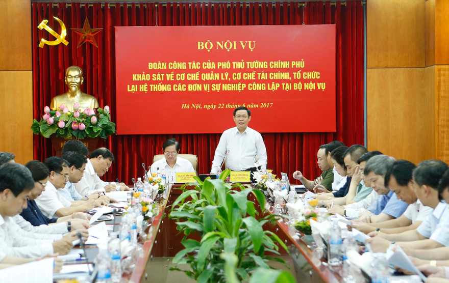 Phó Thủ tướng Vương Đình Huệ và Đoàn công tác làm việc với Bộ Nội vụ.