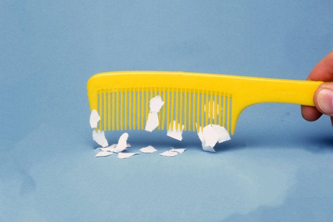 Vì sao lược nhựa hút được giấy?