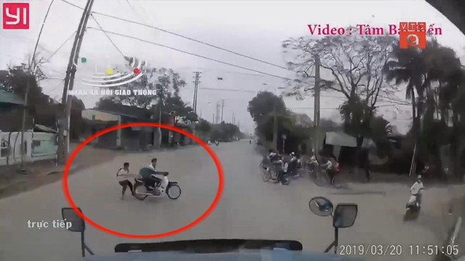 Học sinh lái xe tạt đầu container, nhảy xuống yên để thoát thân