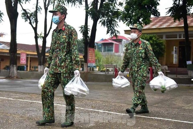 Lực lượng Quân đội nấu cơm cho những người bị cách ly