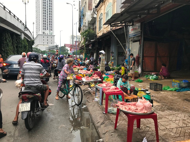 Dẹp chợ cóc lấn chiếm vỉa hè ở trung tâm quận 1