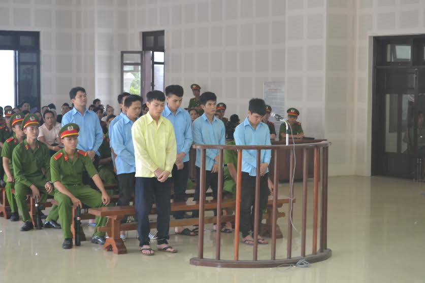 Các bị cáo trước vành móng ngựa. 