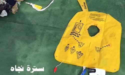 Áo phao được cho là thuộc về máy bay EgyptAir. Ảnh: Egypt Armed Forces