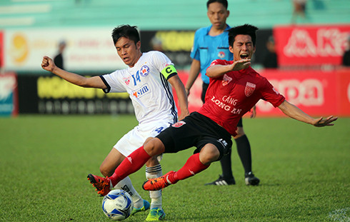 Thua hai trận liên tiếp, Long An (áo đỏ) đang rơi tự do trên bảng điểm. Ảnh: Quang Liêm.