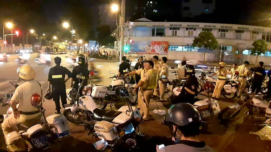 Công an TPHCM kiên quyết xử lý xe ba gác, đốt pháo