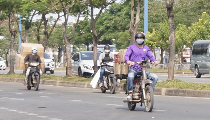 Xe cà tàng chở hàng cồng kềnh phóng ào ào trên đường phố