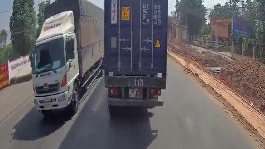 Kinh hãi xe container bị mất bánh sau vẫn chạy trên đường