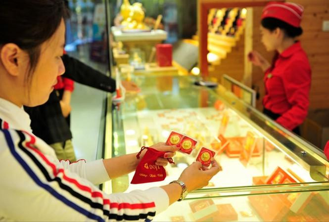 Giá vàng trong nước hiện cao hơn giá vàng thế giới