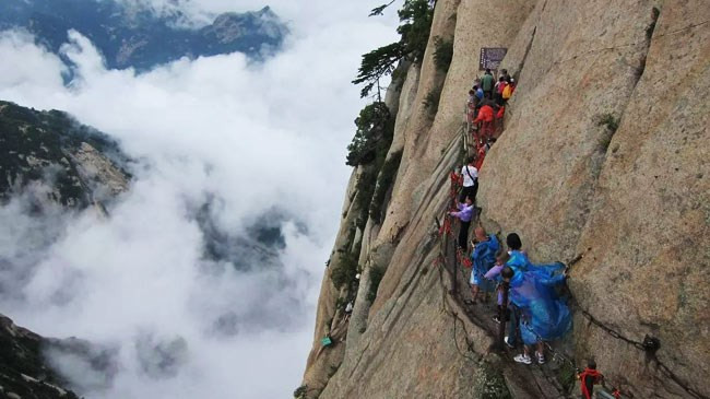 Người gánh nước qua con đường tử địa lên đỉnh núi cao 2000m pha trà