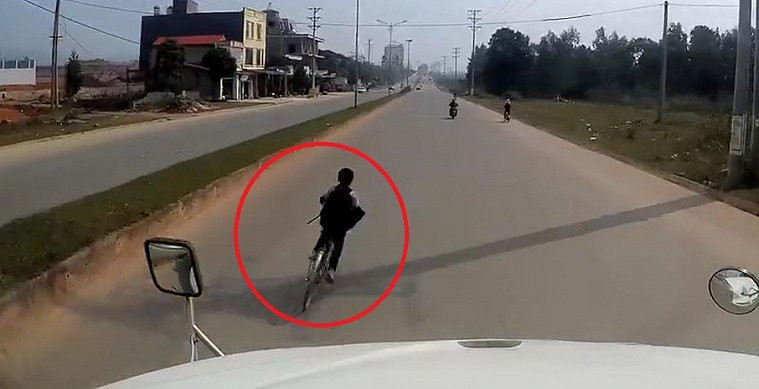 Clip: Bé trai sang đường kiểu cảm tử, dọa tài xế container một phen hú vía
