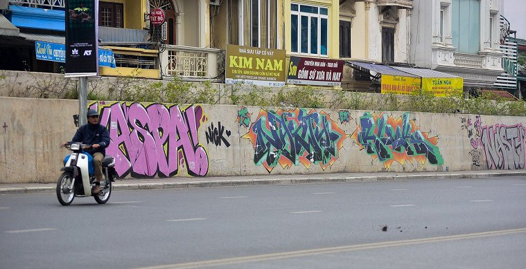 Video: Con đường hơn 300 tỷ đồng ở Hà Nội ngập tràn hình ảnh vẽ tự phát