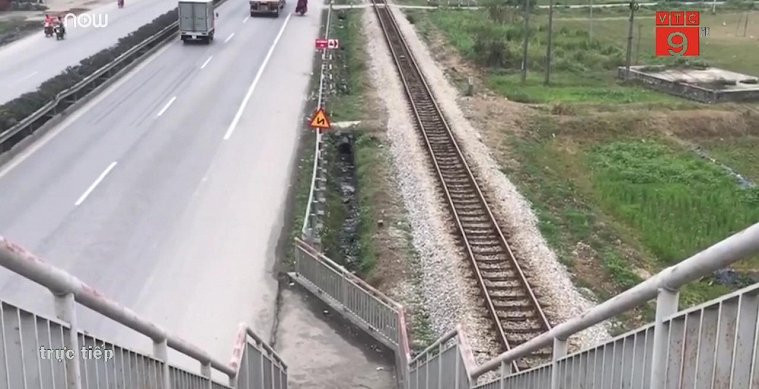 Hải Dương: Thiếu tiền thi công, cầu vượt đi bộ dẫn thẳng xuống quốc lộ 5