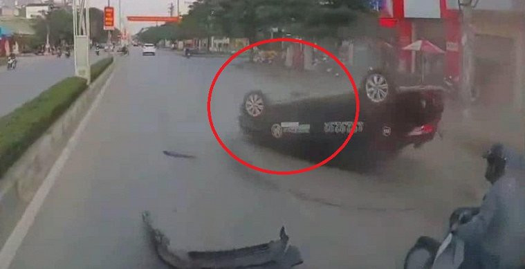 Clip: Ô tô drift bất đắc dĩ, lật ngửa như phim hành động ở Hải Phòng