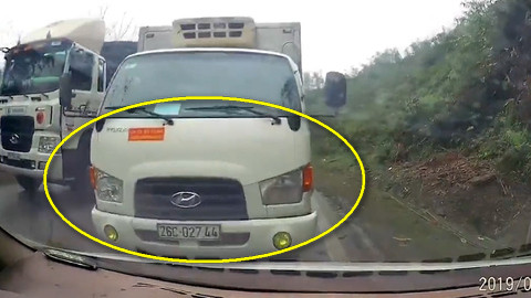 Thót tim cảnh xe tải lấn làn, vượt ẩu suýt gây tai nạn tại Hòa Bình