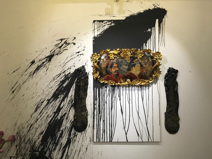 Ú ớ - Sơn điều, sơn ta trên gỗ. Họa sĩ muốn nói lên sự hoài nghi về những giá trị mỹ thuật trong bối cảnh Việt Nam hiện tại và với cái nhìn giễu nhại về thời đại văn minh vật chất làm lu mờ những giá trị văn hóa tinh thần.