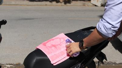 Mẹo làm mát nhanh yên xe máy đỗ lâu dưới nắng