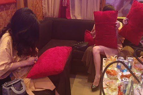 Tiếp viên nhà hàng bán dâm cho khách