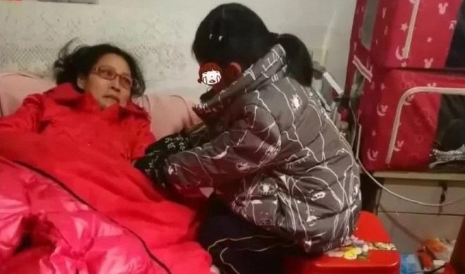 Cảm động bé gái 7 tuổi đòi bán mình để lấy tiền chữa bệnh cho mẹ