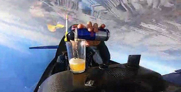 Clip: Phi công vừa nhào lộn, vừa rót nước giữa trời như làm ảo thuật