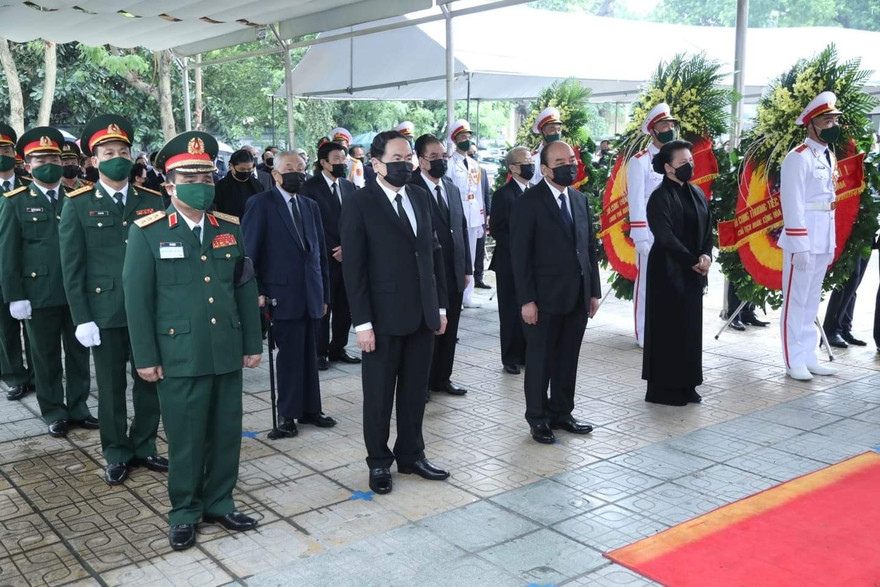 Đoàn Ban Chấp hành T.Ư Đảng vào viếng Nguyên Tổng Bí thư Lê Khả Phiêu.