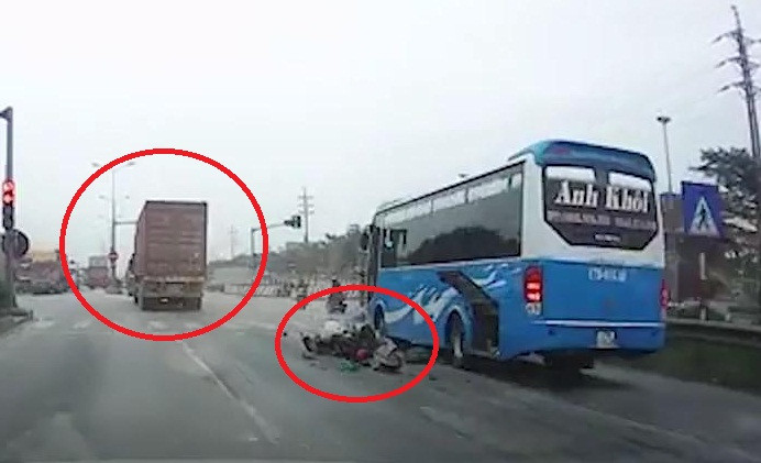 Container đâm ngã xe máy rồi bỏ chạy, bị dân truy đuổi như phim