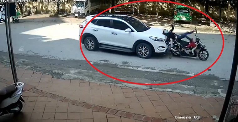 Dừng chờ đèn đỏ, hai mẹ con bị ô tô tông ngã sấp mặt