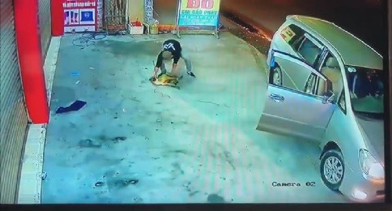 Cẩu tặc đi ôtô, dùng súng điện trộm chó ngay trước nhà