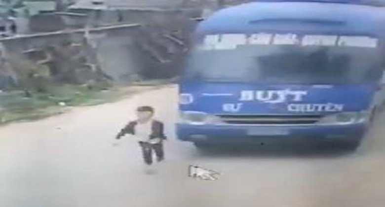 Xe buýt lách hết cỡ tránh đâm phải bé trai chạy sang đường