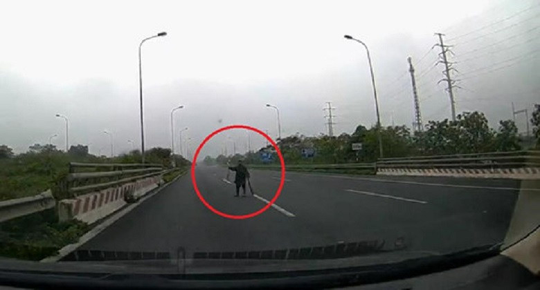 Tài xế hốt hoảng khi thấy cụ bà nhặt rác giữa đường cao tốc