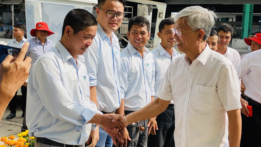 Lãnh đạo UBND TPHCM thăm, chúc tết công nhân xử lý rác