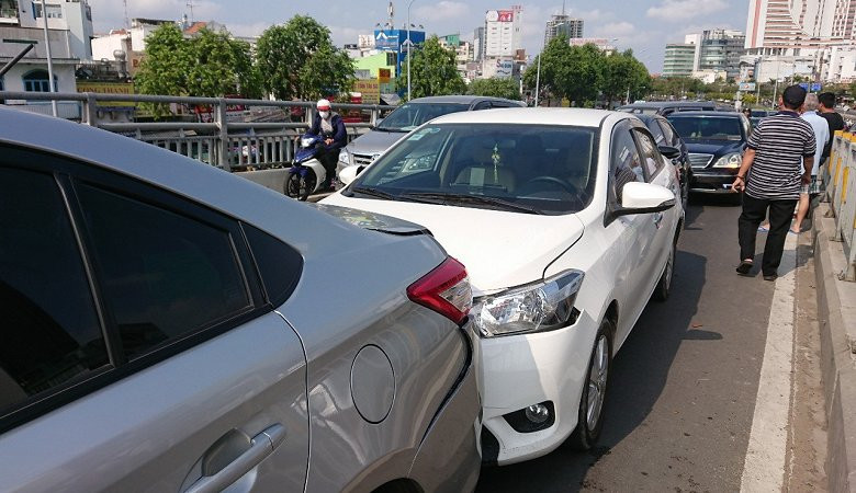 Video: Hiện trường 7 ô tô tông liên hoàn trên cầu vượt ở TP.HCM