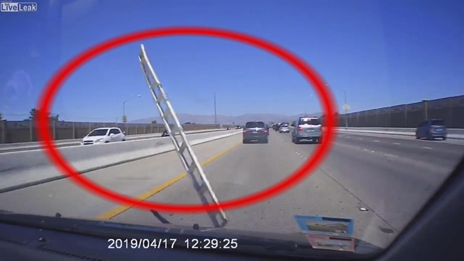 Ôtô bất ngờ bị 'vật thể lạ' va vào kính chắn gió