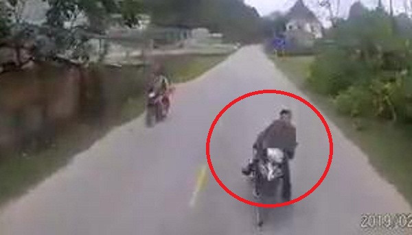 Clip: Xe máy lao sang làn ngược chiều, tông trực diện ô tô