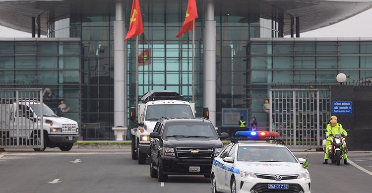 Cảnh sát hộ tống 5 xe chở thiết bị bảo vệ Tổng thống Mỹ