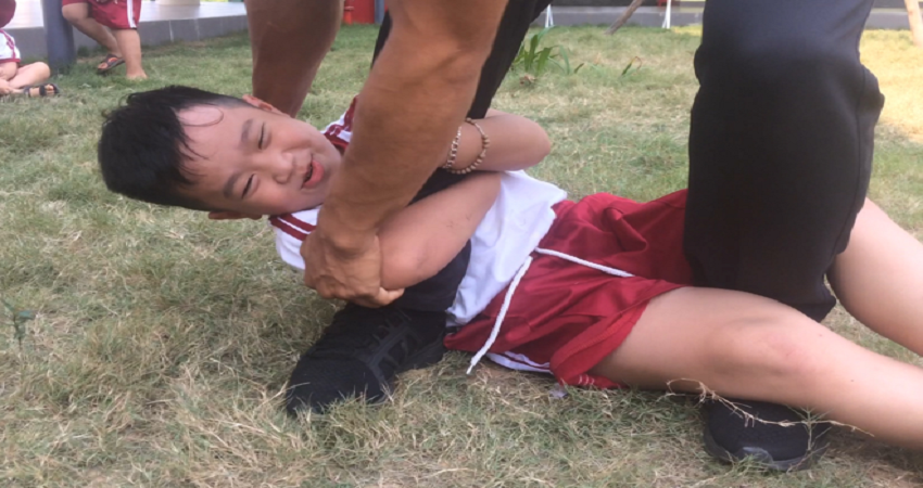 Dạy trẻ nằm ôm chân, kêu cứu để chống bị bắt cóc