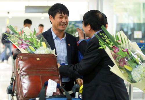 HLV Hữu Thắng được lòng người hâm mộ khi xây dựng cho tuyển Việt Nam lối chơi kiểm soát bóng, phối hợp nhỏ. Ảnh: HL