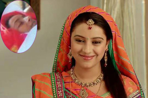 Gia đình mặc váy cô dâu cho Pratyusha Banerjee, đưa tiễn cô.