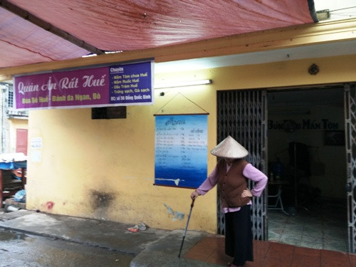 Chưa kịp khai trương quán ăn, vợ chồng chủ quán người Huế đã bị thương vong do đun bếp than tổ ong trong nhà. Ảnh: Giang Chinh.