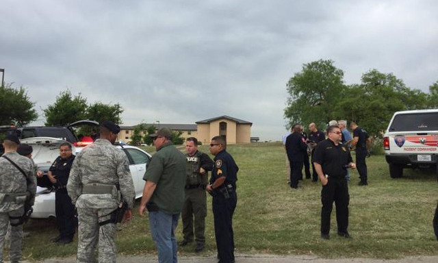 Giới chức tại hiện trường vụ nổ súng ở căn cứ không quân Lackland (Ảnh: Twitter)
