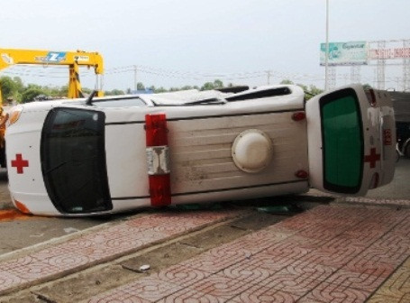 Một chiếc xe cấp cứu bị lật (Ảnh minh họa)