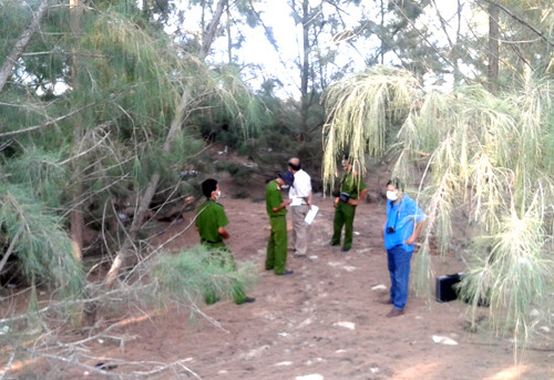 Cảnh sát khám nghiệm hiện trường, nơi bé trai bị kẻ bắt cóc chôn. Ảnh: Tư Huynh