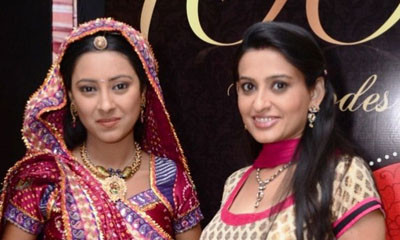 Smita Bansal (phải) và Pratyusha Banerjee.