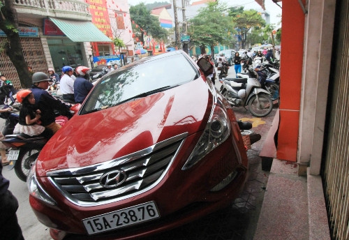 Chiếc Huyndai Sonata sau khi đâm trúng 5 xe máy đã dừng lại sát cửa một nhà dân. Ảnh: CTV.