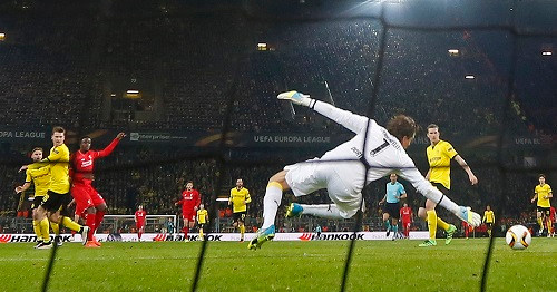 Thủ môn 35 tuổi trong một pha làm nản lòng chân sút Liverpool. Ảnh: Reuters.